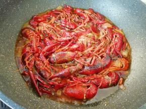 加入半碗开水翻炒均匀，小火煮20分钟关火。