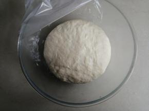 用126克温水溶解3克酵母，加入210克面包粉，揉成面团即可，放入冰箱冷藏发酵17个小时