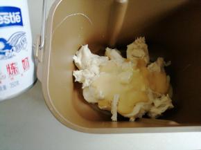 将中种面团撕成小块放入面包桶，倒入炼奶、蛋液、26克水和盐