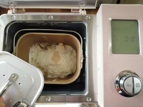 倒入面粉和酵母，将面包桶放入到东菱JD08面包机里，盖上面包桶盖子，选择和面程序10分钟（不同型号的面包机揉面时间不同）
