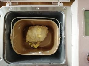 和面10分钟后加入切成小块的黄油