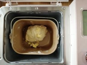 和面10分钟后加入切成小块的黄油