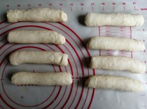 从上往下卷起，盖上保鲜膜，松驰5-10分钟