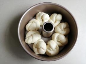 收口放在底部，放入8寸模具里