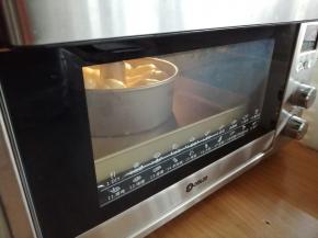 放入已经预热到170度的东菱K40C烤箱，烘烤30分钟左右（烘烤温度和时间仅供参考），要留意面包的上色情况，及时加盖锡纸，以免上色过深。烘焙结束，及时将面包取出晾凉，未食用的面包用保鲜袋装着室温保存