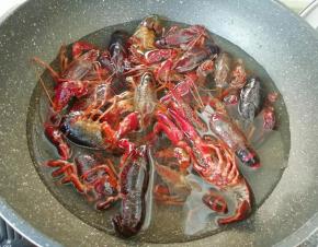 锅内放足够多的水，加入两勺料酒，将小龙虾凉水入锅开火。