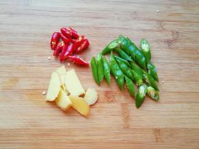 青线椒和小米椒洗干净切成段，生姜洗干净切成片。