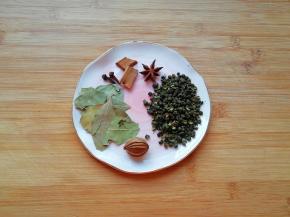 准备好青花椒、八角、桂皮、丁香、香叶和香砂。