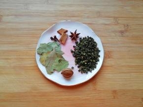 准备好青花椒、八角、桂皮、丁香、香叶和香砂。