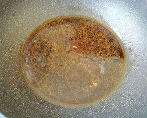 锅内倒入卤水和纯净水。