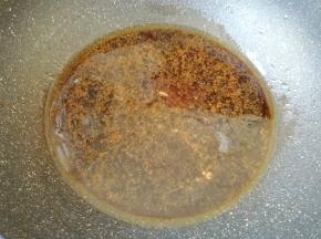 锅内倒入卤水和纯净水。