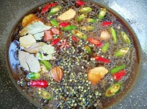 下入准备好的辣椒、生姜和香辛料，放盐调味，烧开以后小火煮10分钟。