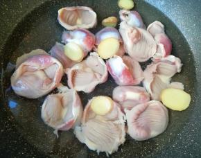 这么好吃的卤水光卤小龙虾怎么可以呢！我还卤了鸡胗，鸡胗买回来清洗干净，凉水入锅，加入料酒和生姜片一起烧开，中小火煮5-6分钟关火。