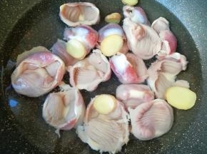 这么好吃的卤水光卤小龙虾怎么可以呢！我还卤了鸡胗，鸡胗买回来清洗干净，凉水入锅，加入料酒和生姜片一起烧开，中小火煮5-6分钟关火。