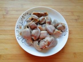 焯过水的鸡胗捞出冲洗干净，下入卤水里面烧开，煮半个小时关火焖半个小时，捞出切片即可实用。