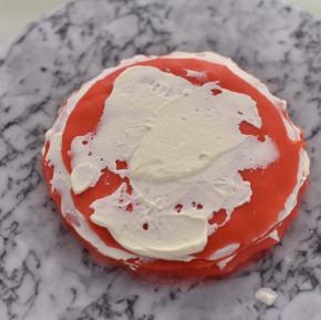 一层饼皮一层奶油抹匀，放入冰箱冷藏2小时。