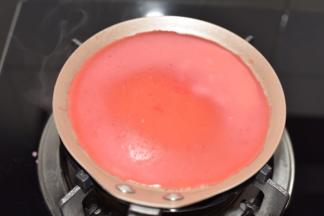 倒入适量面糊，烙成极薄的饼皮。