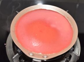 倒入适量面糊，烙成极薄的饼皮。