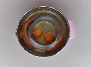 鸡蛋打入盆中