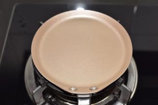 平底锅小火加温