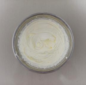 淡奶油加15克糖完全打发。