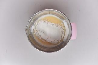 筛入低筋面粉搅匀