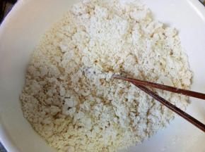 提前半天把木耳泡上。开水缓慢倒入面粉中，边用筷子搅拌成絮状
