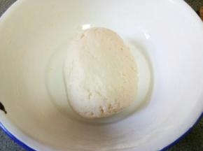 等凉一下和成光滑的面团盖起来备用

