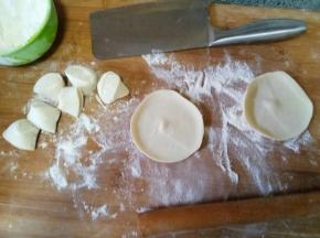 做剂子擀皮子，皮子比水饺皮稍微大点