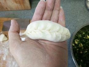 包起来，烫面包柳叶饺子比较好包