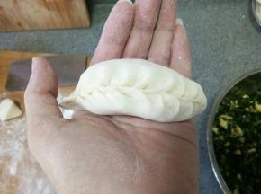 包起来，烫面包柳叶饺子比较好包