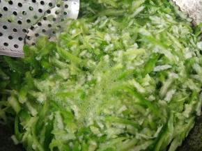 萝卜擦丝开水焯熟