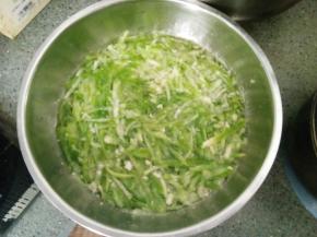 放冷水中拔上个一到二小时