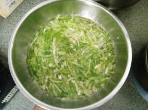 放冷水中拔上个一到二小时