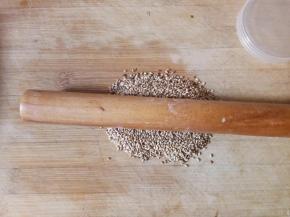 熟芝麻用擀面杖压碎