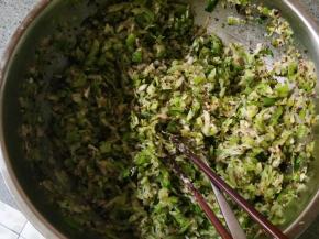 放入芝麻碎，植物油，芝麻油，盐调匀