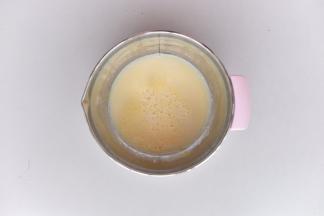 加入黄油、牛奶搅匀