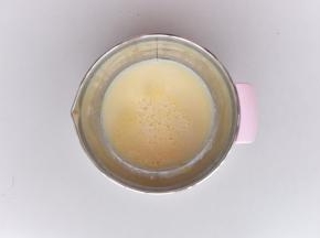 加入黄油、牛奶搅匀
