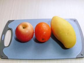 首先将水果清洗干净，水果种类可以根据自己喜欢。