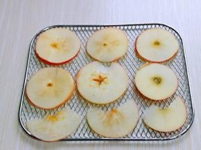 苹果同样切片放网上。(可以用盐水浸泡5分钟避免氧化变色)