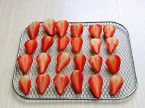 草莓从中间切开，一个草莓切两半，也可以根据个人喜欢来切。