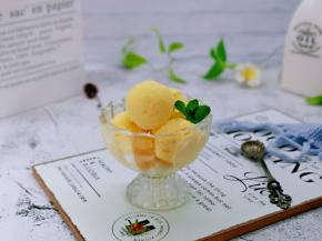 用冰激凌勺挖成球就可以啦！