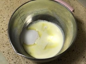 淡奶油加糖和盐搅拌均匀。