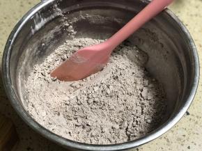 低筋面粉、可可粉、小苏打和70克巧克力豆混合均匀。