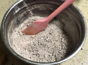 低筋面粉、可可粉、小苏打和70克巧克力豆混合均匀。