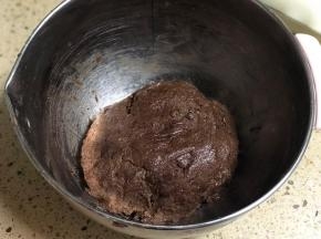 和步骤一的淡奶油混合均匀，建议戴上一次性手套抓匀，不要反复揉，以免出筋。然后放冰箱冷藏一小时左右或冷冻20分钟便于操作。