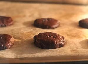 冷藏好的面团取出，均分成18-20份，揉圆按扁，注意摆放要分开一些距离。