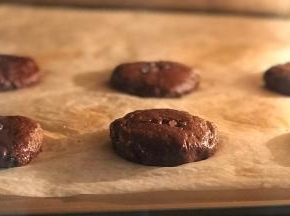 冷藏好的面团取出，均分成18-20份，揉圆按扁，注意摆放要分开一些距离。