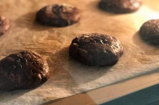 然后表面再按上5-7个巧克力豆。