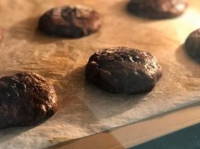 然后表面再按上5-7个巧克力豆。